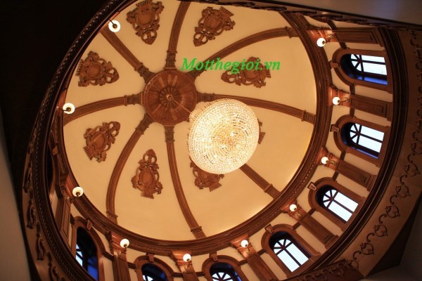 Các hệ thống chi tiết, hoa văn, cột trụ trang trí phần bên trong mái vòm tròn đều được làm bằng gỗ. Ảnh: Một thế giới.