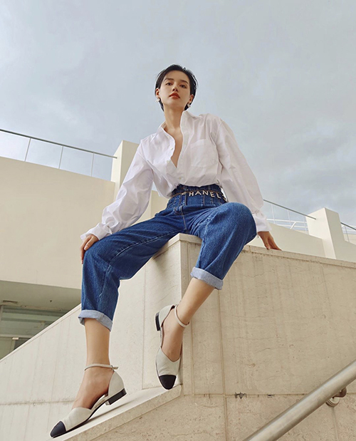 Sơ mi trắng và jeans xanh cổ điển cũng là combo được ưa chuộng. Khánh Linh chọn kiểu áo oversize để mix cùng quần jeans lưng cao.