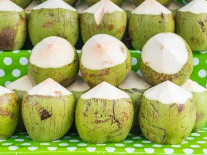 Nước dừa: Nước dừa là thức uống số một vào mùa hè. Uống nước dừa là cách hiệu quả nhất để giải nhiệt và phòng các vấn đề sức khỏe vào mùa hè như mất nước hay nhiễm khuẩn.