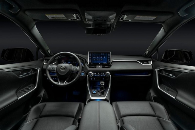 Ở bên trong, xe được trang bị ghế sưởi ở phía trước, ghế lái chỉnh điện 8 hướng, vô lăng bọc da, màn hình hiển thị đa thông tin 7 inch và hệ thống thông tin giải trí 8 inch tương thích với Amazon Alexa, Android Auto và Apple CarPlay. Toyota cung cấp thêm gói tùy chọn Weather & Moonroof Package trị giá 1.665 USD (khoảng 38,8 triệu đồng), bổ sung cho Toyota RAV4 Prime hoàn toàn mới vô lăng có sưởi, ghế sau có sưởi, cần gạt nước mưa tự động và cửa sổ trời
