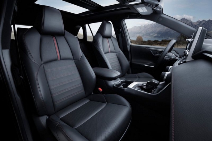 Đối với nội thất, Toyota RAV4 Prime XSE 2021 có các ghế SofTex, hệ thống thông tin giải trí 9 inch, cửa sổ trời tiêu chuẩn, bộ sạc không dây cho điện thoại thông minh và gương chiếu hậu tự động chống lóa với bộ thu phát đa năng HomeLink.
