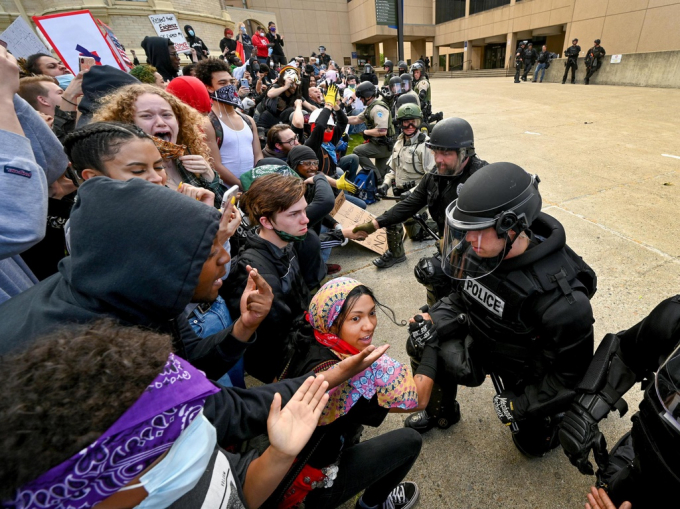 Cảnh sát quỳ gối để thể hiện sự đồng cảm với người biểu tình ở Spokane, bang Washington. Ảnh: AP.