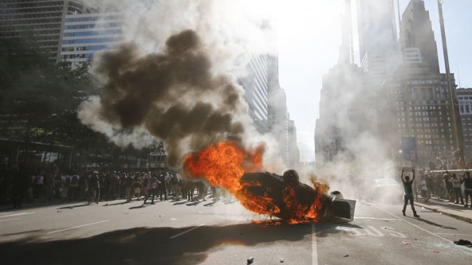 Người biểu tình đổ xuống đường phố Philadenphia hôm 30/5. Ảnh: AP