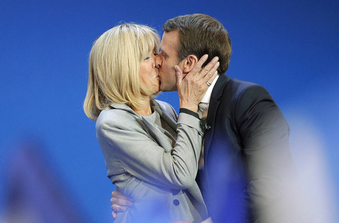 Tổng thống Pháp Emmanuel Macron hôn vợ trước báo giới vào tháng 4/2017. Ảnh: AP.