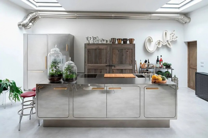 Phòng bếp có sự giản lược về mặt chi tiết, đồ dùng và màu sắc. Chủ nhà cũng chú trọng sử dụng những khối hình học đơn giản, nội thất cực kỳ gọn gàng và thoải mái về mặt công năng.
