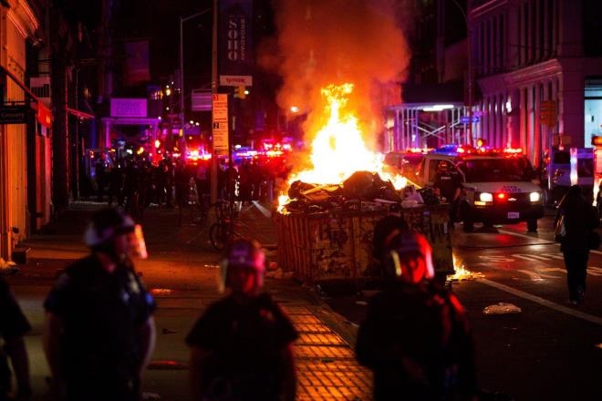 Người biểu tình quá khích, đập phá tài sản, đốt xe cảnh sản tại nhiều nơi trên nước Mỹ. (Ảnh: Reuters)