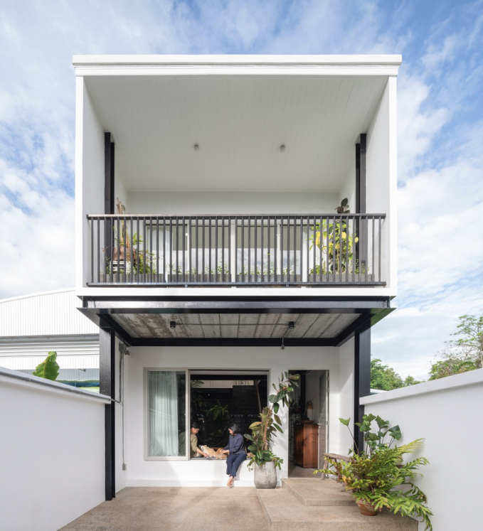 Prim House là ngôi nhà ống 2 tầng được xây dựng trên khu đất 140 m2 ở Phuket (Thái Lan).