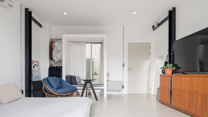 Phòng ngủ được thiết kế đơn giản với gam màu trắng chủ đạo.