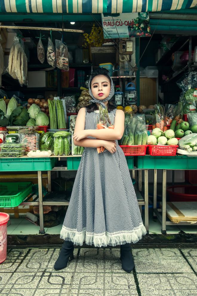 Dù xuất hiện ở quán cafe vỉa hè hay bên những xe hàng rong, Quỳnh Anh vẫn nổi lên với cá tính khác biệt, không bị lẫn giữa những xô bồ mà biến mình trở thành tâm điểm của bối cảnh.