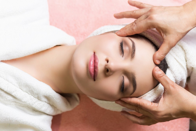 Massage hàng ngày: Bên cạnh những sản phẩm chăm sóc da trên bề mặt, bạn nên dành khoảng 5 phút trước khi đi ngủ để massage da mặt. Thói quen này giúp điều hòa lưu thông mạch máu, thúc đẩy quá trình giải độc diễn ra nhanh hơn. Thêm vào đó, bạn có thể sử dụng kèm với dầu dưỡng hoặc các loại serum đặc trị để đạt hiệu quả cao nhất. Ảnh: vkskin.