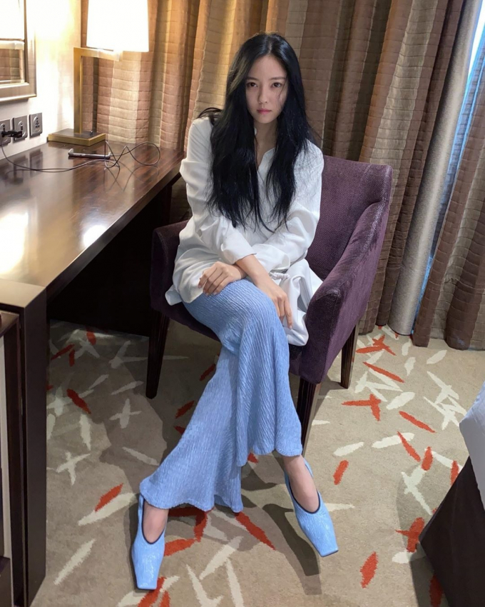 Hyo Min tạo hình ảnh đầy thanh lịch, mát mắt khi mix hai tông xanh - trắng. Kiểu quần suông chất gân như cô đang diện cũng là hot trend năm nay vì mặc lên rất nhẹ nhõm, thoáng mát.