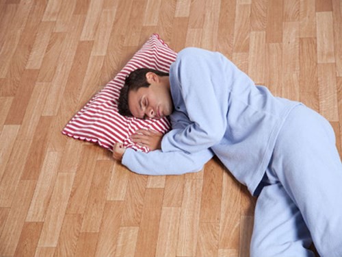 Một số người có thói quen ngủ mùa hè thường nằm trên sàn nhà cho mát, tuy nhiên việc này có hại cho sức khỏe. Ảnh: googleusercontent.