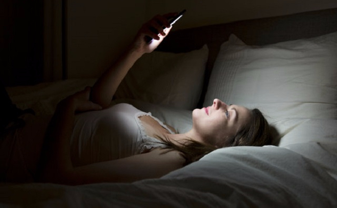 Ánh sáng trắng và ánh sáng xanh phát ra từ màn hình điện thoại ngăn cản não bộ tiết melatonin - loại hormone báo hiệu cho cơ thể biết đâu là thời điểm nghỉ ngơi. Vì vậy, cơ thể sẽ khó buồn ngủ. Ảnh: sohacdn.