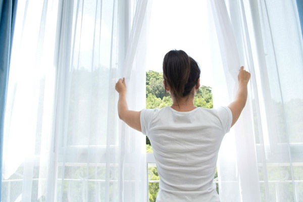Trong khi đó, nhiều người có thói quen mở cửa sổ hoặc cửa ra vào trong khi ngủ để gió tự nhiên thổi vào tạo sự mát mẻ nhưng việc làm này lại khiến cơ thể dễ bị nhiễm lạnh. Ảnh: noithatnamhai.