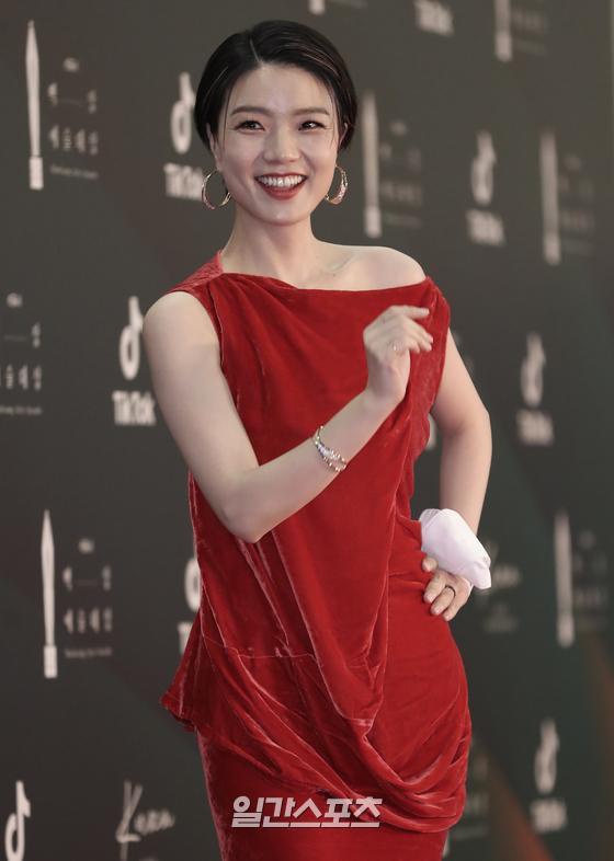 Thảm đỏ Baeksang Arts Awards 2020 thu hút sự quan tâm của công chúng khi tụ hội nhiều tên tuổi nổi tiếng. Do tình hình dịch bệnh, các nghệ sĩ đặc biệt quan tâm đến sức khoẻ. Nữ diễn viên Ahn Young Mi khoe dáng trông bộ váy đỏ nhung bó sát. Bên cạnh đó, cô dùng thêm khẩu trang để đảm bảo sức khoẻ.