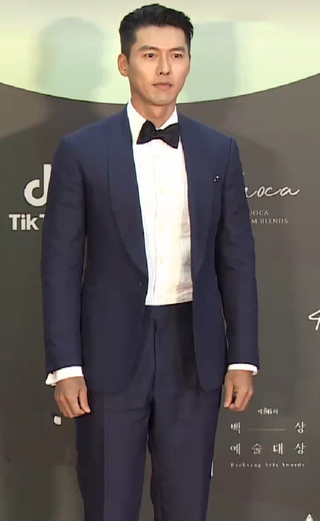 Khác hắn so với các diễn viên nam khác, Hyun Bin chọn xanh tím than để dự Baeksang Arts Awards 2020. Gam màu khiến anh trông khá già dặn. Thời trang thảm đỏ của ngôi sao 37 tuổi hay gắn liền với suit. Tuy nhiên, dù không đa dạng trong việc chọn trang phục, vẻ đẹp của nam chính Hạ cánh nơi anh vẫn luôn nhận nhiều lời khen.