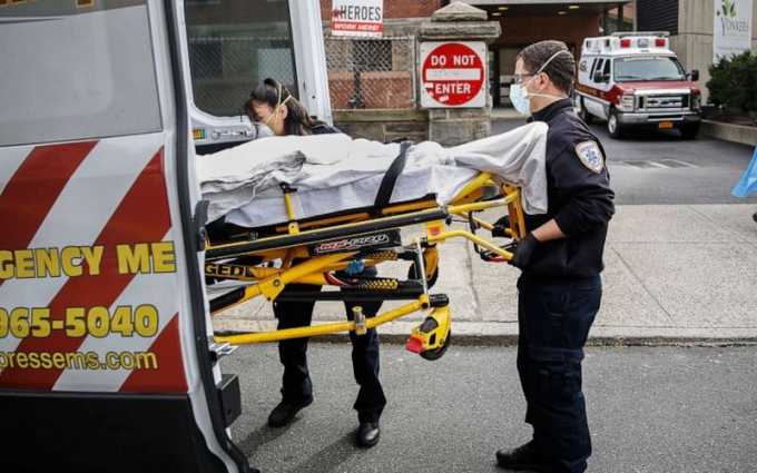 Bệnh nhân Covid-19 trên cáng ở New York, Mỹ. Ảnh: ABC News.