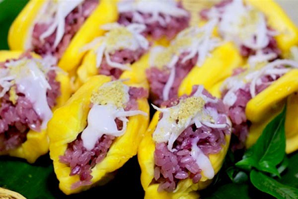 Xôi mít là món ăn được ưa thích trong giới trẻ có xuất xứ từ Thái Lan. Xôi mít nhiều màu vừa đẹp mắt, thơm ngon, lại có mùi vị vô cùng hấp dẫn.