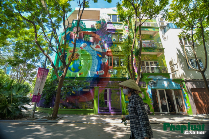 Chị Minh Châu cho biết thêm, do căn biệt thự có tới 4 tầng nên khi thực hiện dự án, nghệ sĩ Long phải dùng tới xe cẩu để vẽ được các khu vực có độ cao gần 20m.
