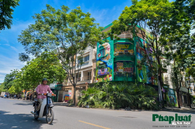 Toàn bộ bề mặt bao quanh căn biệt thự rộng hơn 300m2 nằm trong khu đô thị Văn Phú (quận Hà Đông) được “khoác lên” màu áo mới với chủ đề phòng chống Covid-19 nổi bật cả dãy phố.