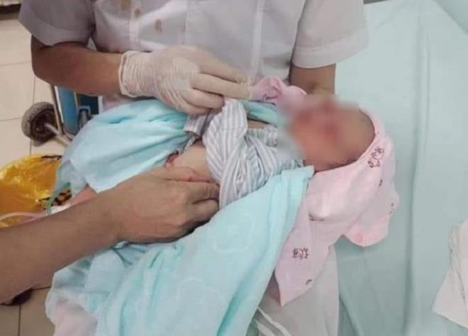 Cháu bé sơ sinh bị bỏ rơi được chuyển tới Bệnh viện Xanh Pôn tiếp tục điều trị.