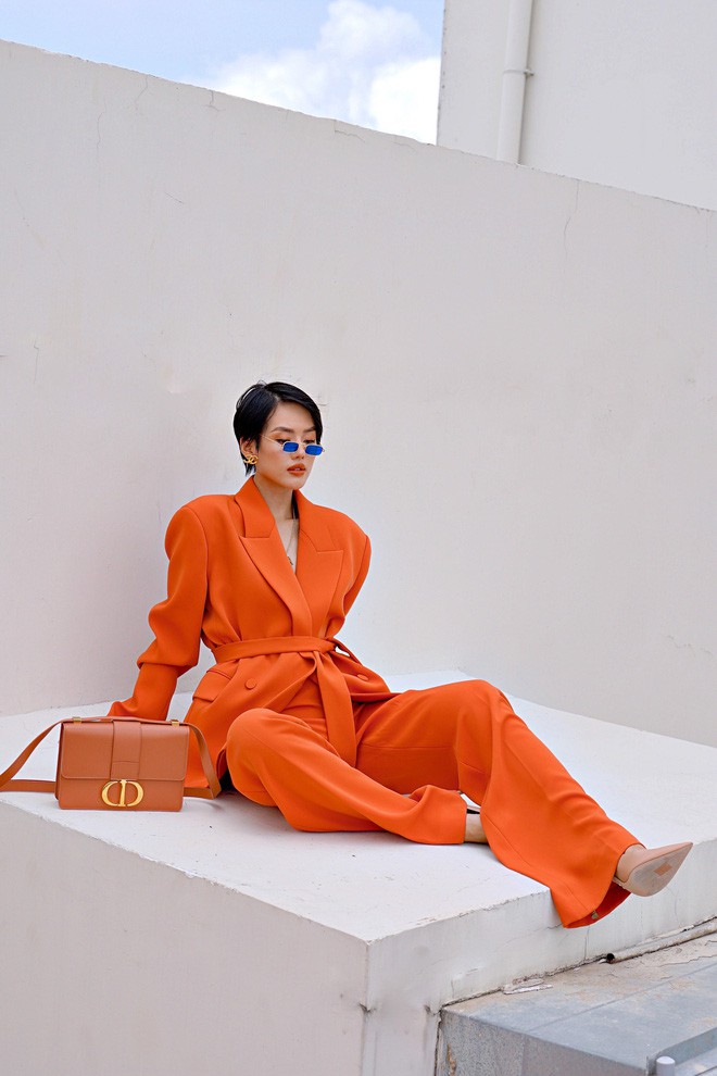 Khánh Linh The Face gây ấn tượng mạnh với bộ suit màu cam rực rỡ theo phom quá khổ.