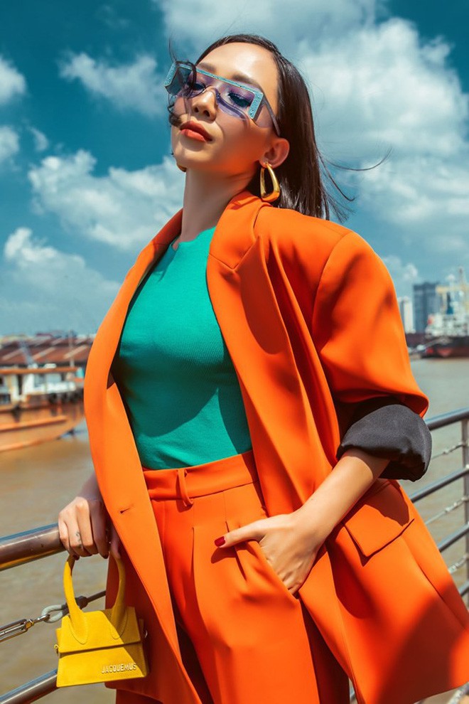 Trước H’Hen Niê, rất nhiều mỹ nhân Việt khác cũng lăng xê trang phục màu cam nổi bật chẳng hạn như Tóc Tiên.