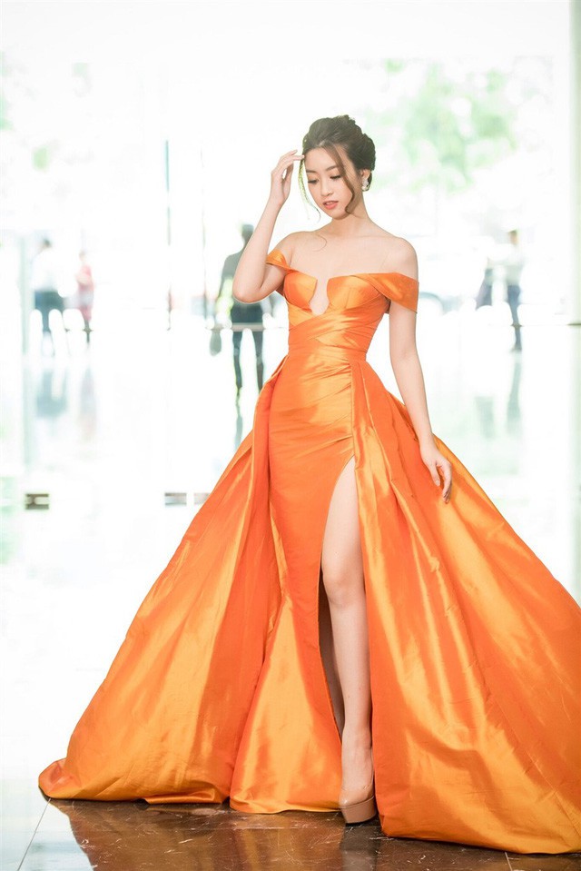 Hoa hậu Đỗ Mỹ Linh từng thu hút sự chú ý khi diện chiếc đầm dạ hội sắc cam nổi bật trước thềm dự thi Miss World 2017.