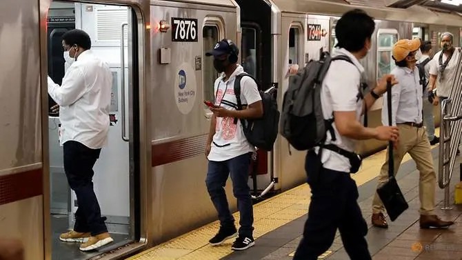 Tàu điện ngầm ở New York trong ngày đầu tiên hoạt động trở lại. Ảnh: Reuters
