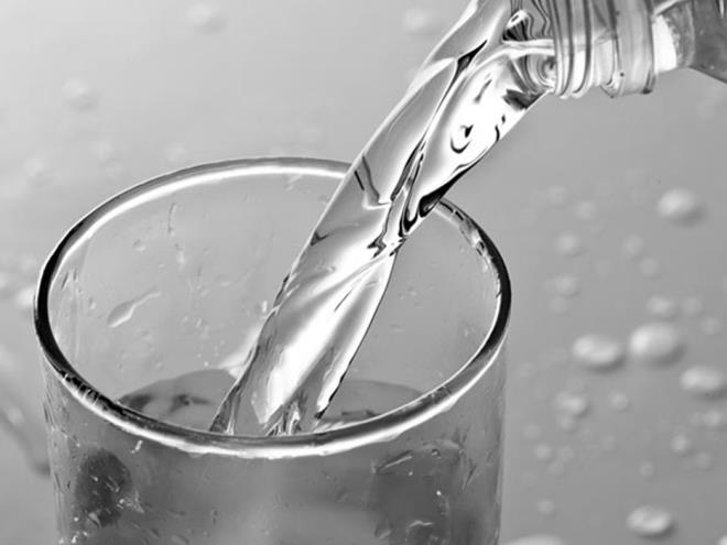 Uống nước trước bữa ăn: Nước làm giảm cảm giác thèm ăn của bạn.
