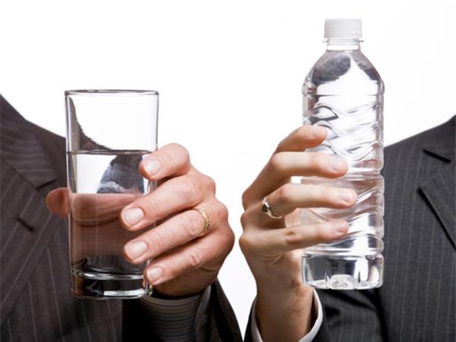 Loại bỏ tất cả đồ uống ngoài nước: Mục đích cuối cùng của bạn là giảm cân, vì vậy, hay thay tất cả những đồ uống như soda, cà phê, đồ uống có đường ...thành nước.