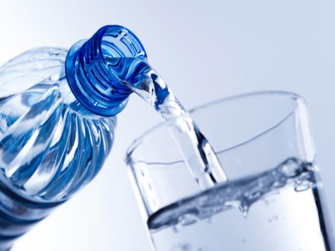 Uống nước lạnh: Một số nghiên cứu chỉ ra rằng, uống nước lạnh làm tăng tốc độ trao đổi chất, giúp bạn đốt cháy calo nhiều hơn, từ đó giảm được cân.