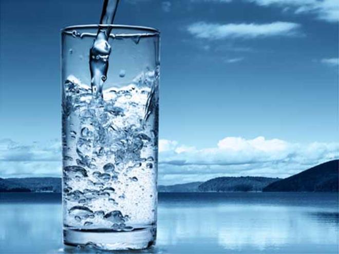 Uống nhiều nước hơn: Uống nhiều nước giúp ngăn ngừa chuột rút và hydrat hóa cơ thể của bạn rất tốt. Theo các chuyên gia, để giảm cân, bạn nên uống khoảng 10 cốc nước mỗi ngày.