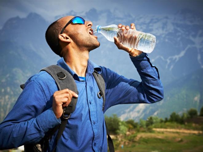 Uống nước bất cứ khi nào có thể: Ngoài việc chú ý bổ sung nước khi cơ thể ra nhiều mồ hôi bạn có thể bổ sung nước mọi lúc có thể bằng những lượng nhỏ.