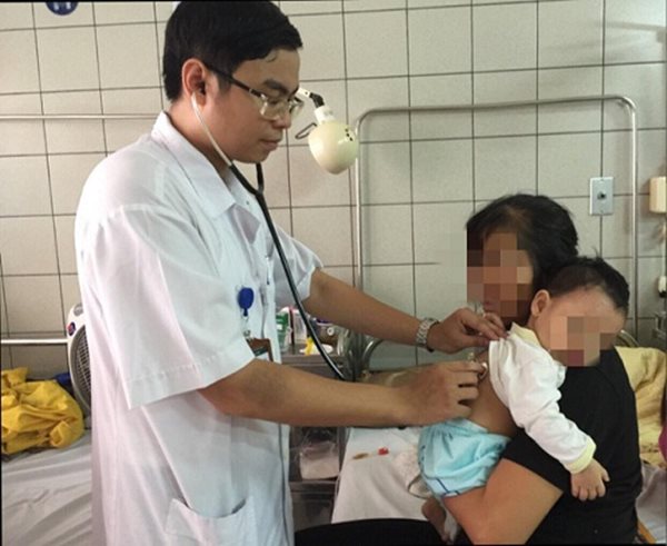 Cha mẹ cần cho con đi khám bác sĩ ngay khi thấy con bị ốm sốt. Ảnh: Dân Việt
