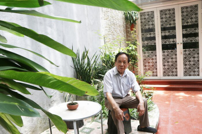 Ông Phạm Ngọc Giao (80 tuổi, con trai cụ Thanh) cho biết, sau khi cha mẹ qua đời các con cháu đã giữ gìn sinh sống tại căn nhà này. Ảnh: Saostar.