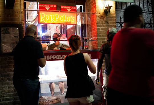 Khách chờ mua pizza tại một cửa hàng đã được mở cửa trở lại từ cuối tháng 5 ở bang Texas - Mỹ. Ảnh: REUTERS