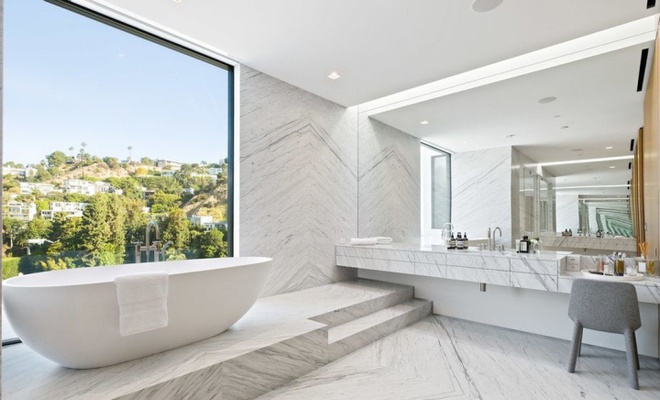 Phòng tắm chính thanh lịch, mang tông màu trắng chủ đạo và được trang hoàng bởi những tiện nghi cao cấp làm từ đá đắt tiền.
