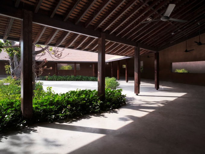 Khi vào bên trong công trình, đó là sự hòa hợp giữa gian nhà được phủ mái và mảng xanh ở giữa.