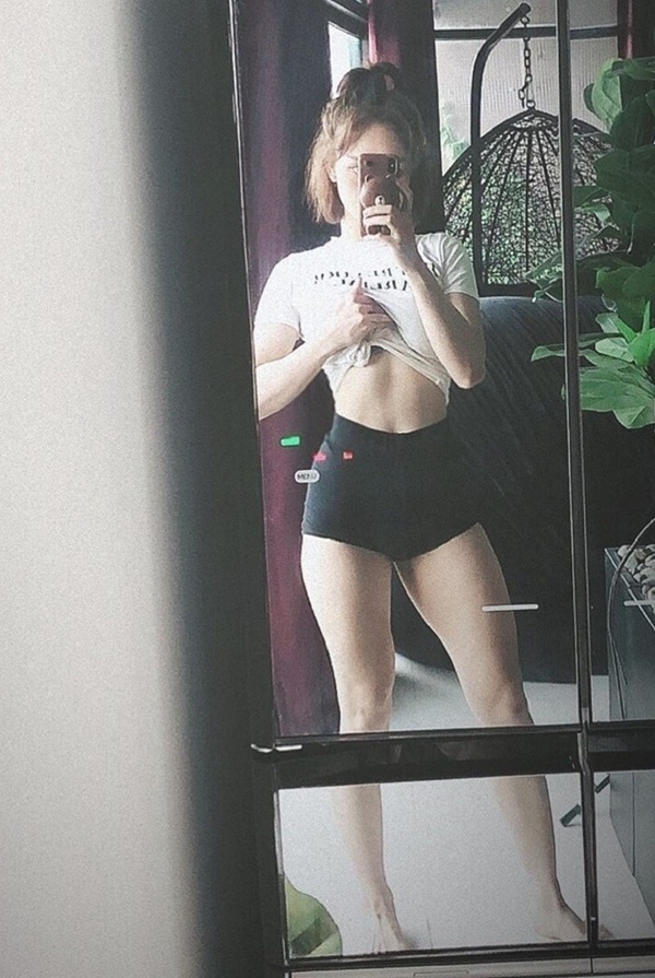 Kiên trì tập gym nên Miu Lê sở hữu vòng eo khá săn chắc. Cô thường xuyên diện áo crop top, quần shorts hay chân váy ngắn nhằm tôn tối đa lợi thế hình thể.