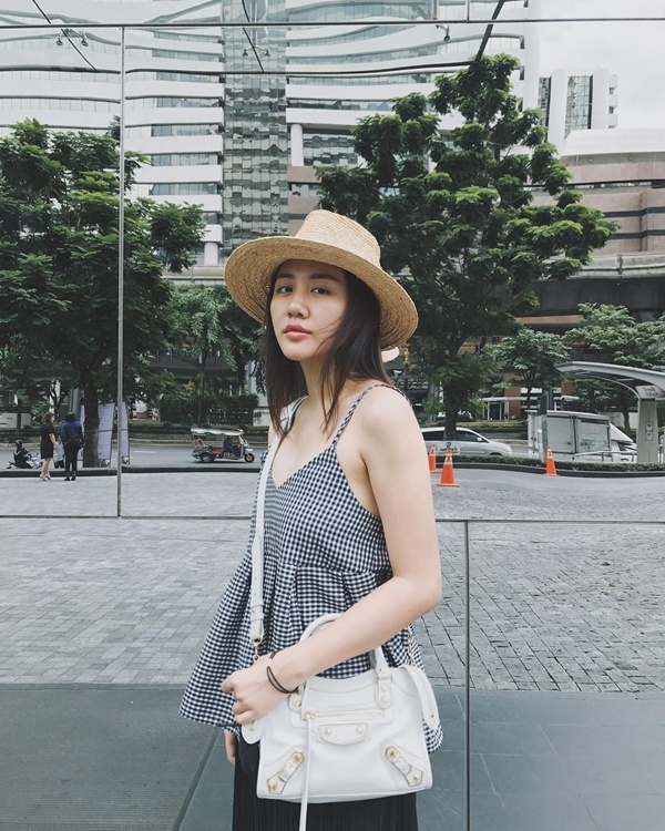Lấy lại vóc dáng lý tưởng, Văn Mai Hương tự tin khoe vóc dáng trong loạt váy áo 2 dây, xẻ ngực gợi cảm.