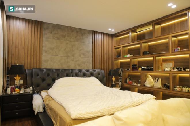 Trên trần nhà và dọc theo những ô tủ đề có thiết kế đèn với ánh sáng êm dịu đảm bảo cho chủ nhân có những phút giây thư giãn, thoải mái nhất.