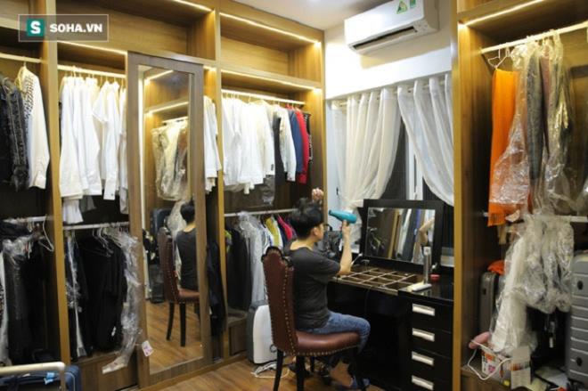 Cũng như những nghệ sĩ nổi tiếng khác, phòng chứa đồ diễn của Quang Hà lớn và phong phú không thua kém bất cứ tiệm bán trang phục, phụ kiện nào.