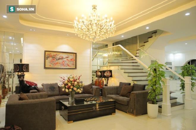 Lựa chọn trang trí căn biệt thự với màu sơn trắng và các chi tiết điểm nhấn màu đen, nâu, Quang Hà muốn tạo nên không gian vừa ấm cúng vừa hiện đại và sang trọng.