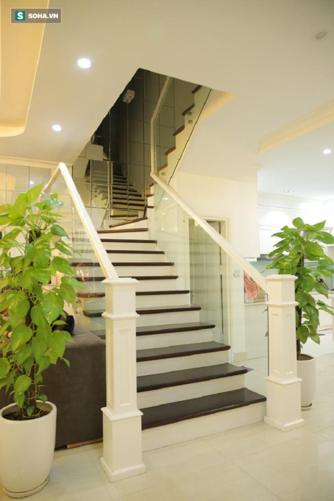 Ở căn biệt thự trắng của Quang Hà, những chậu cây xanh và bình hoa lớn là thứ có thể bắt gặp ở khắp nơi. Màu xanh của cây và sắc màu rực rỡ từ những bông hoa sẽ đem lại không khí tươi mới, tràn đầy sinh khí cho ngôi nhà.