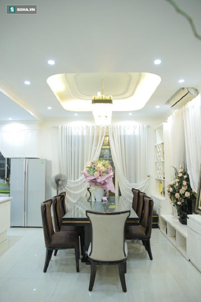 Điểm nhấn cho căn bếp chính là bộ bàn ăn với 