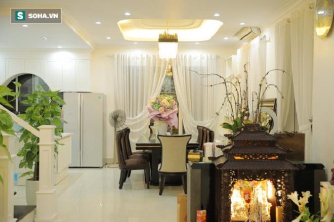 Chính vì vậy, dù không thường xuyên có mặt ở nhà nhưng căn biệt thự vẫn luôn ấm cúng và tràn đầy sức sống.
