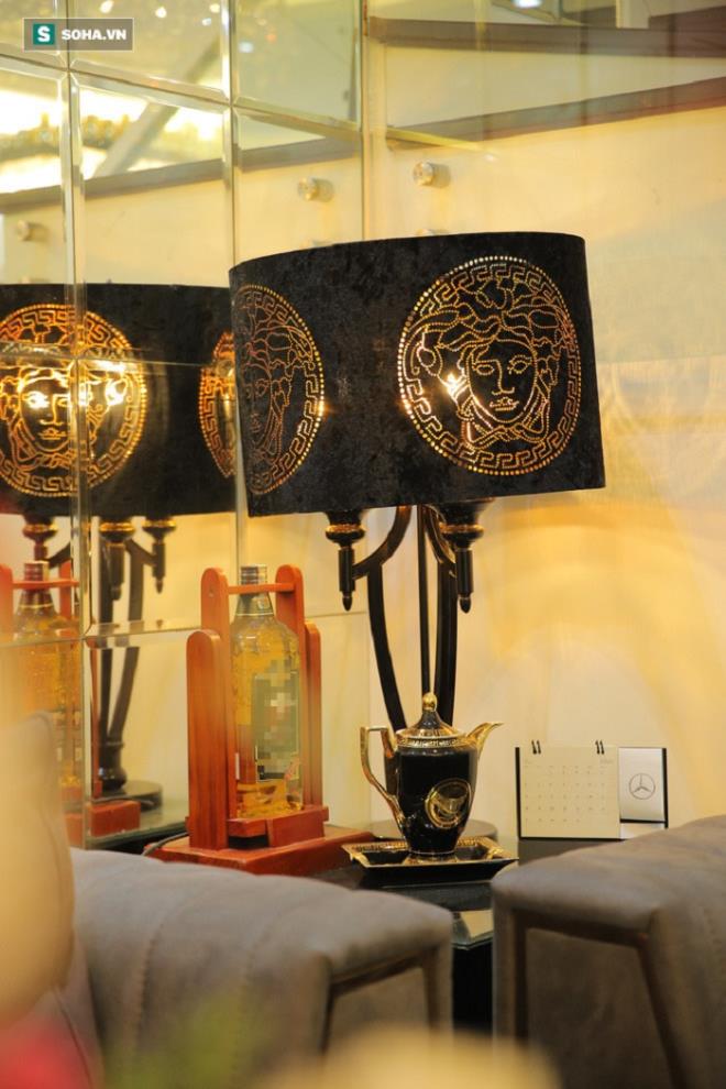 Quang Hà tiết lộ, đa phần nội thất của anh đều là sản phẩm của hãng Versace Collection. Có những món đồ anh phải đặt mua và chờ đợi tới nửa năm mới được sở hữu. Nam ca sĩ cho hay, anh kiên nhẫn như vậy chỉ bởi vì thích phong cách hiện đại, sang chảnh của hãng này.