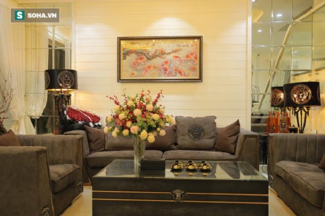 Phòng khách khá lớn được tối giản về nội thất: Chỉ có 1 bộ sofa lớn, chiếc TV 