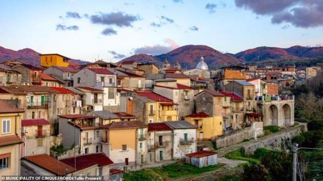Theo CNN, ngôi làng Cinquefrondi nhỏ bé được bao phủ bởi cảnh quan thơ mộng nằm ở vùng Calabria (phía Nam Italy) đang xuống cấp trầm trọng với nhiều căn nhà bỏ hoang, cỏ mọc um tùm. (Ảnh: Tullio Pronesti)